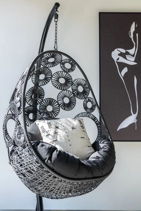 Fauteuil Suspendu Avec Coussins Métal Et Roseau Noir Bula – Image 3